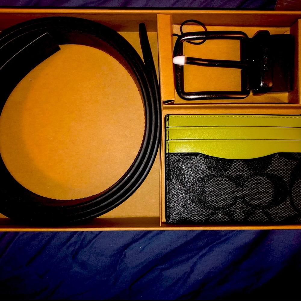 Coach set Black belt with lime green wallet